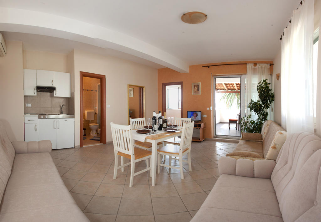 Yacht Beach Apartments Kaštela Pokoj fotografie