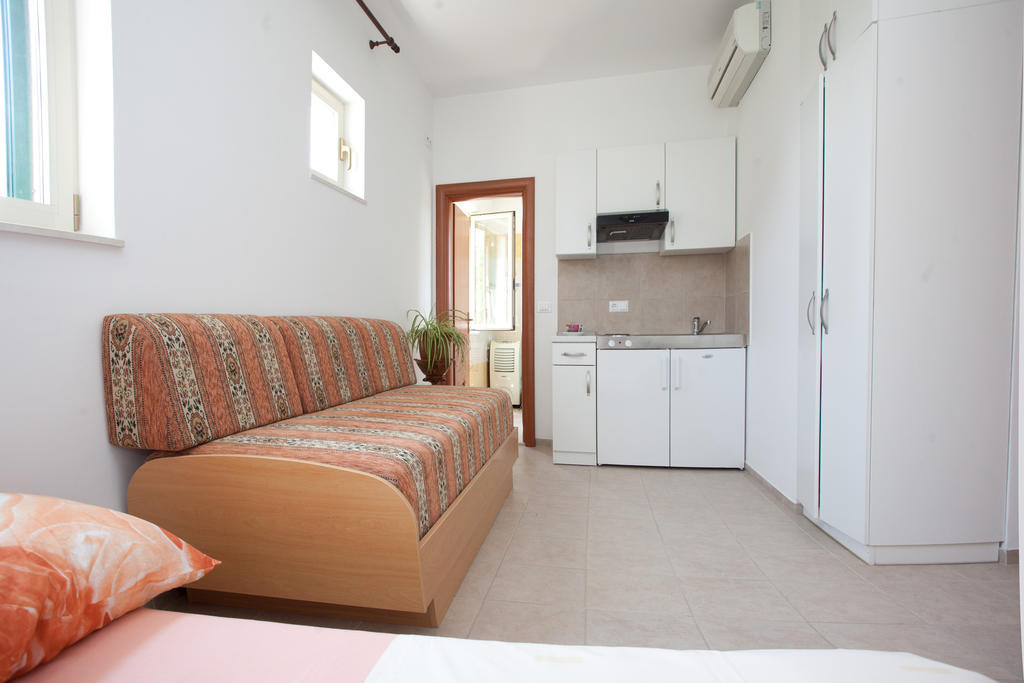 Yacht Beach Apartments Kaštela Pokoj fotografie